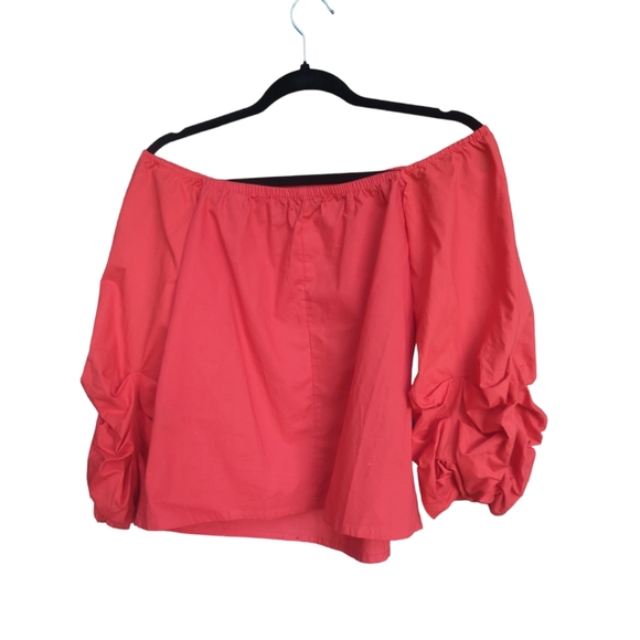 Off or on the shoulder red top. Sexy and lightweight. Size 2-6 - Picture 2 of 7